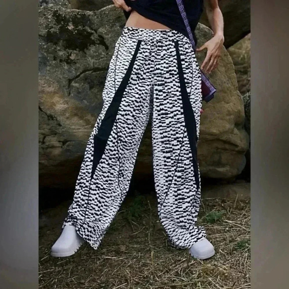Free People Movement Aces Printed Pants Size Large NWOT - Picture 1 of 11